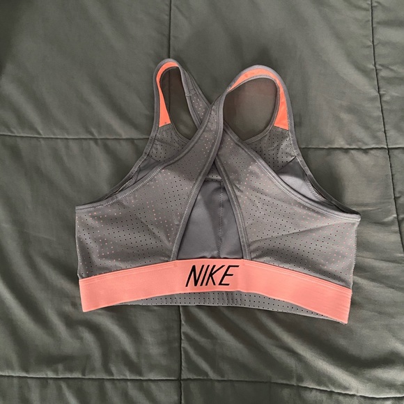Women’s Nike sports bra - Picture 2 of 2